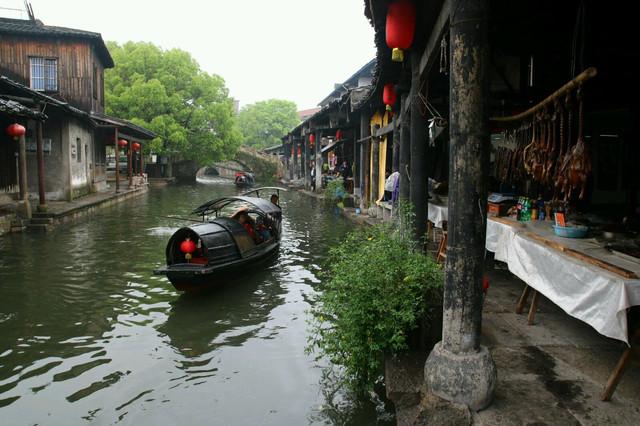 新华社快讯:伊拉克境内一驻有美军的基地20日遭到火箭弹袭击